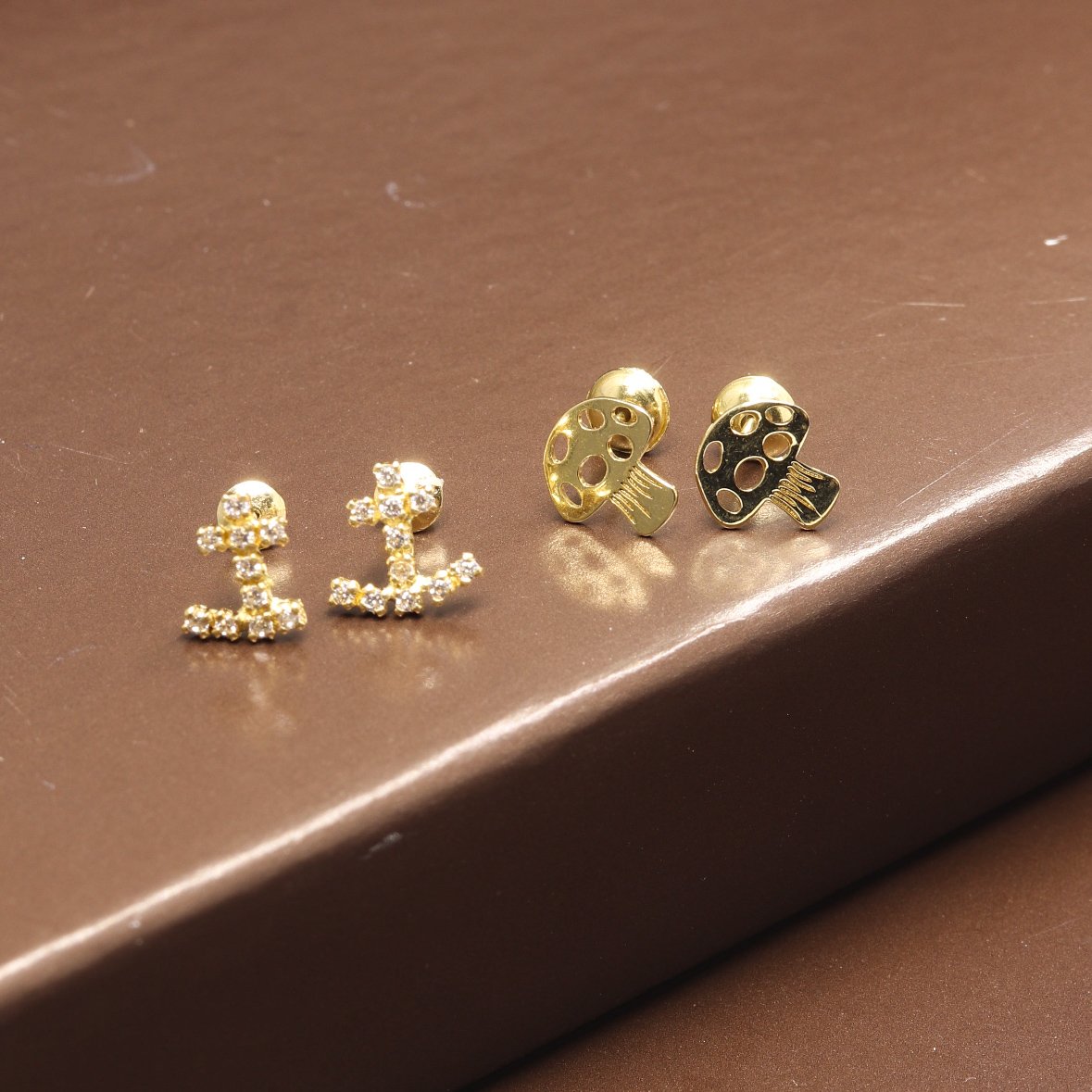Brinco Petit Âncora Diamantes Ouro 18K