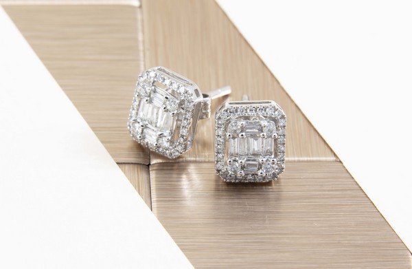 Brinco Retangular Moldura Diamantes Baguetes e Brilhantes