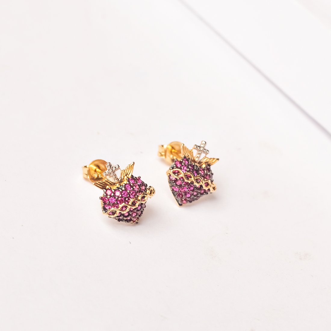 Brinco Sagrado Coração Zircônias Rubi 18k