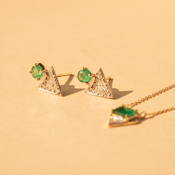 Brinco triângulo diamantes e esmeralda 
