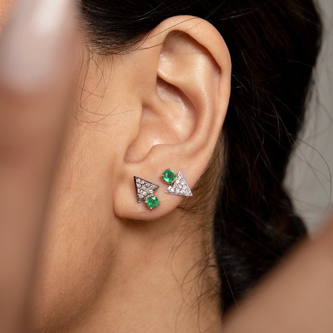 Brinco triângulo diamantes e esmeralda 