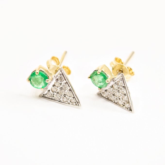 Brinco triângulo diamantes e esmeralda 