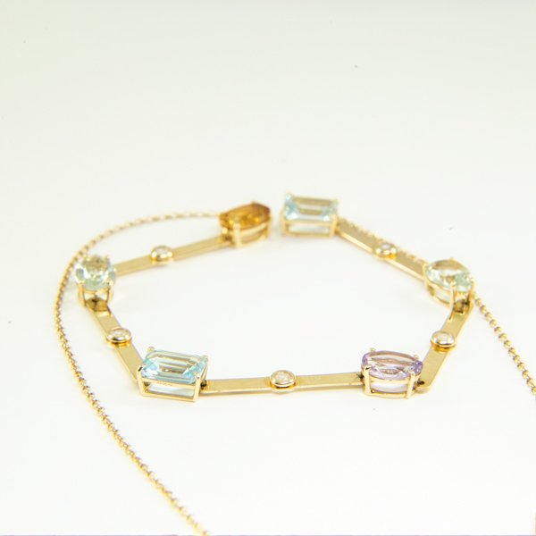 Choker regulável placa pedras preciosas 