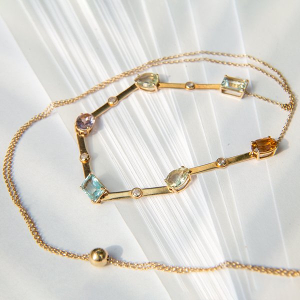Choker regulável placa pedras preciosas 