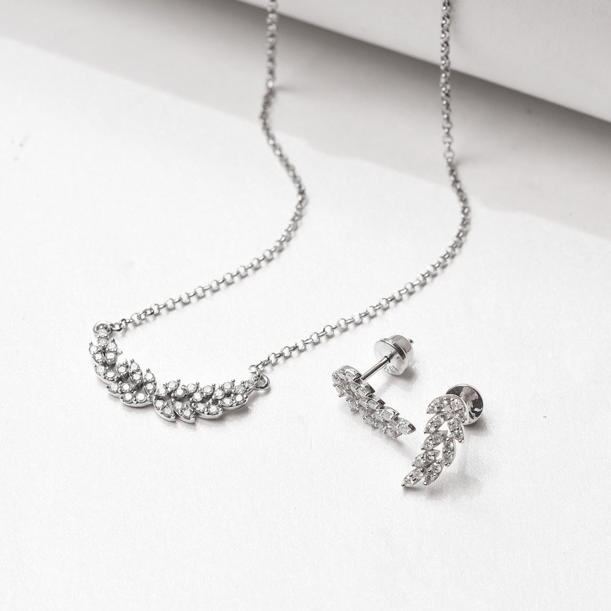 Colar Angel Navetes Diamantes Ouro 18k