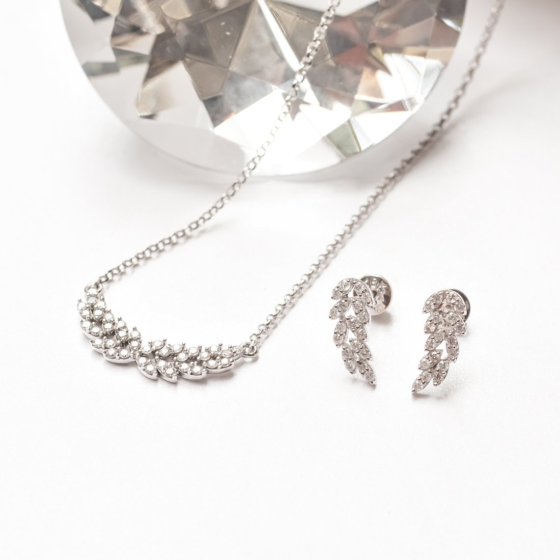 Colar Angel Navetes Diamantes Ouro 18k