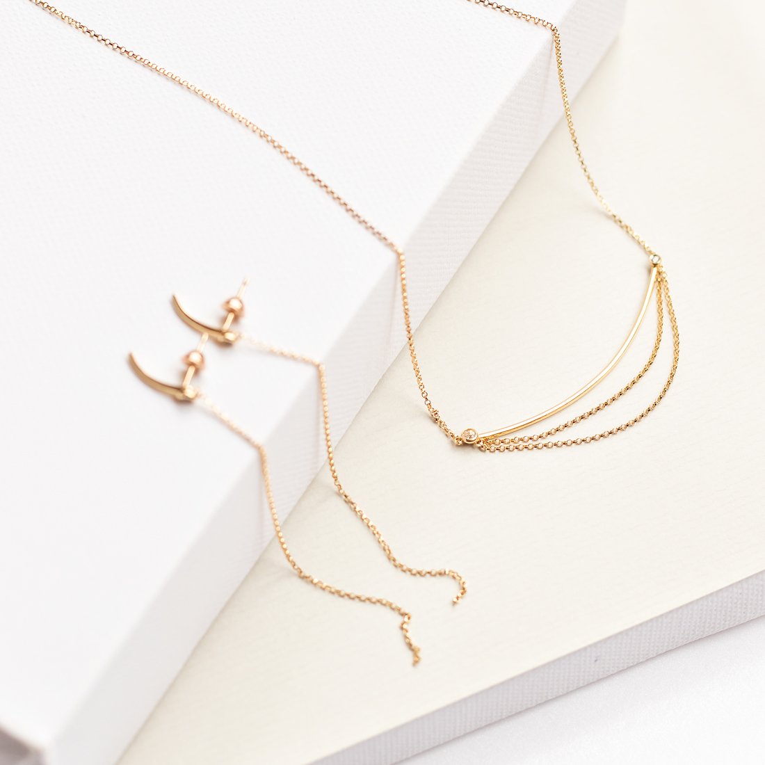 Colar Canoa Minimal Topázio Branco