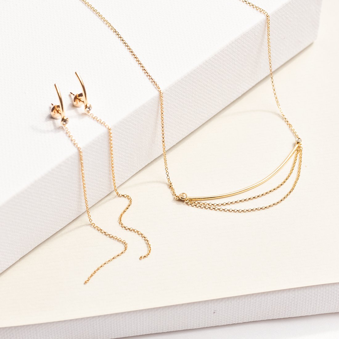 Colar Canoa Minimal Topázio Branco