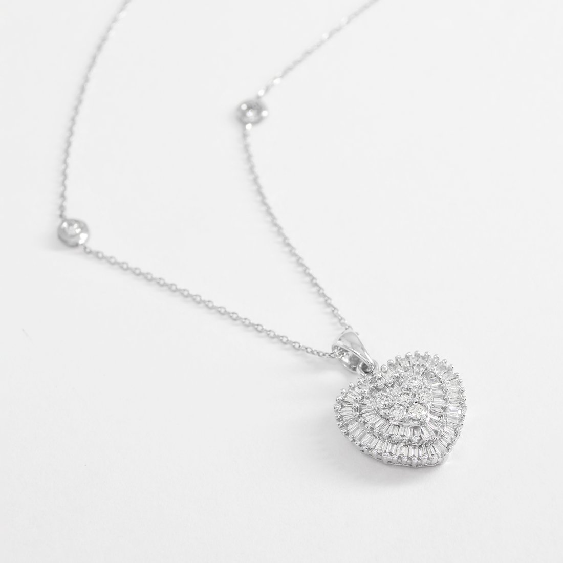Colar Coração Brilhantes Brilhantes e Baguetes e Patilhas de Diamantes