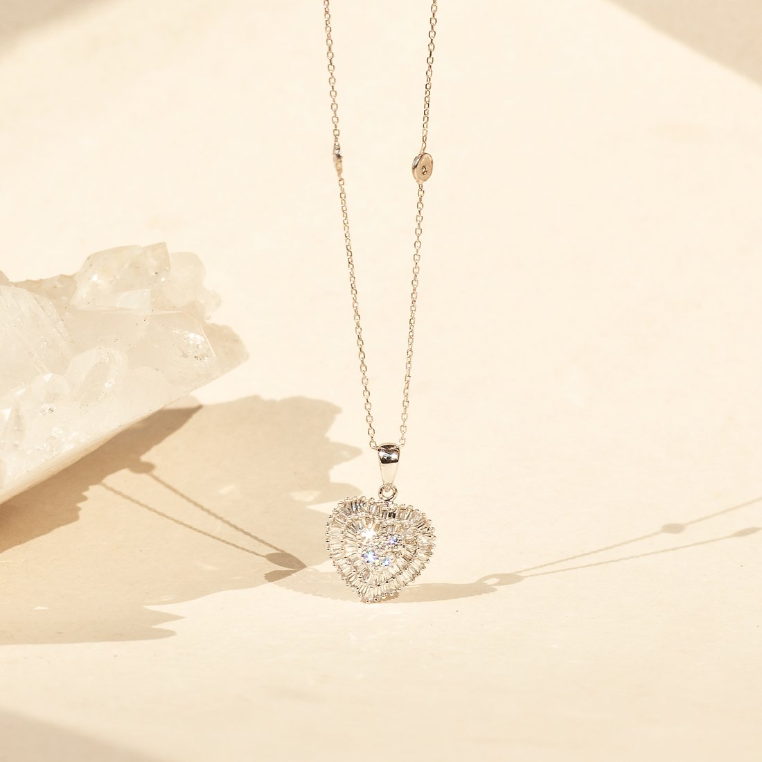 Colar Coração Brilhantes Brilhantes e Baguetes e Patilhas de Diamantes