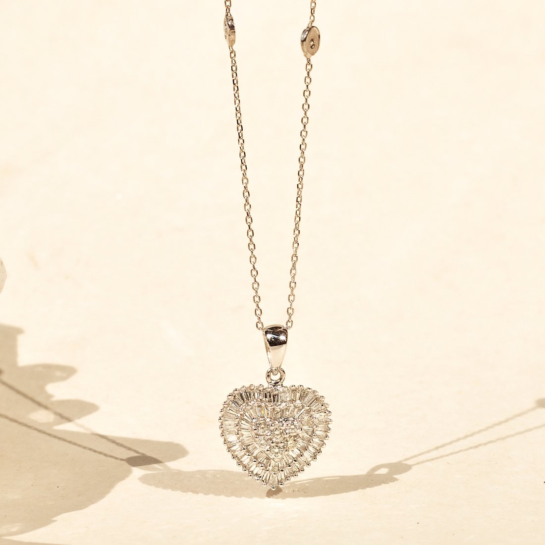 Colar Coração Brilhantes Brilhantes e Baguetes e Patilhas de Diamantes