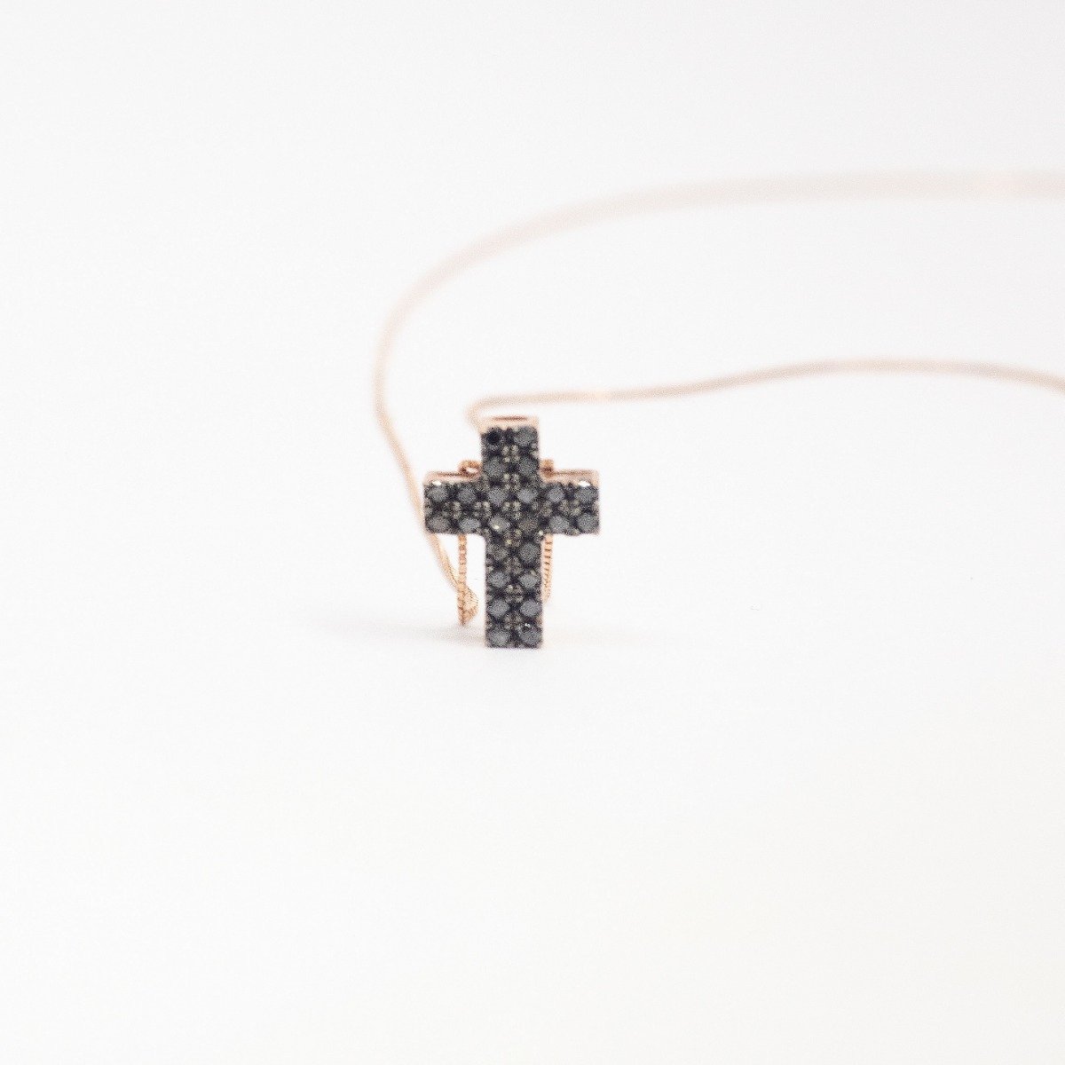 Colar Cruz Diamantes Negros