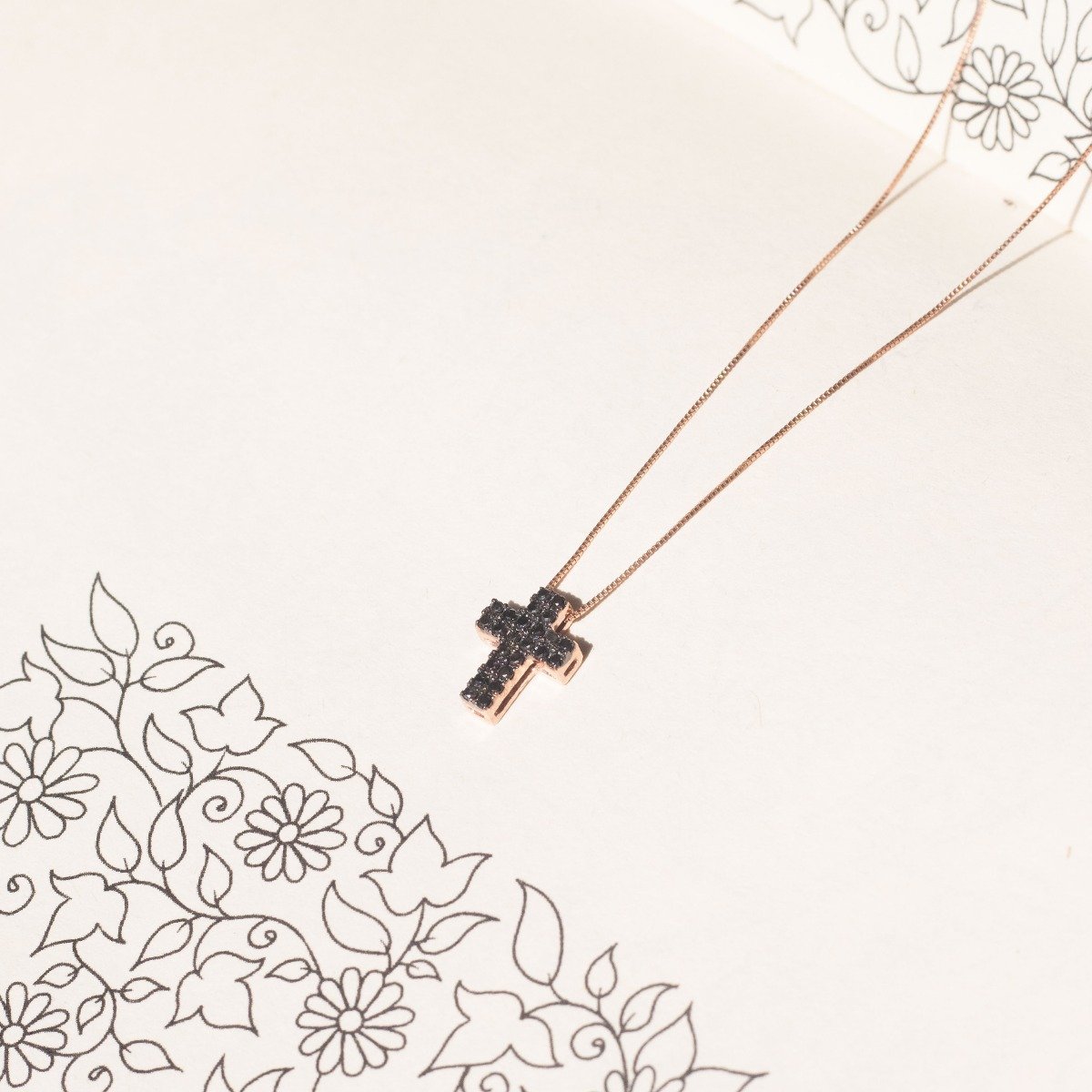 Colar Cruz Diamantes Negros