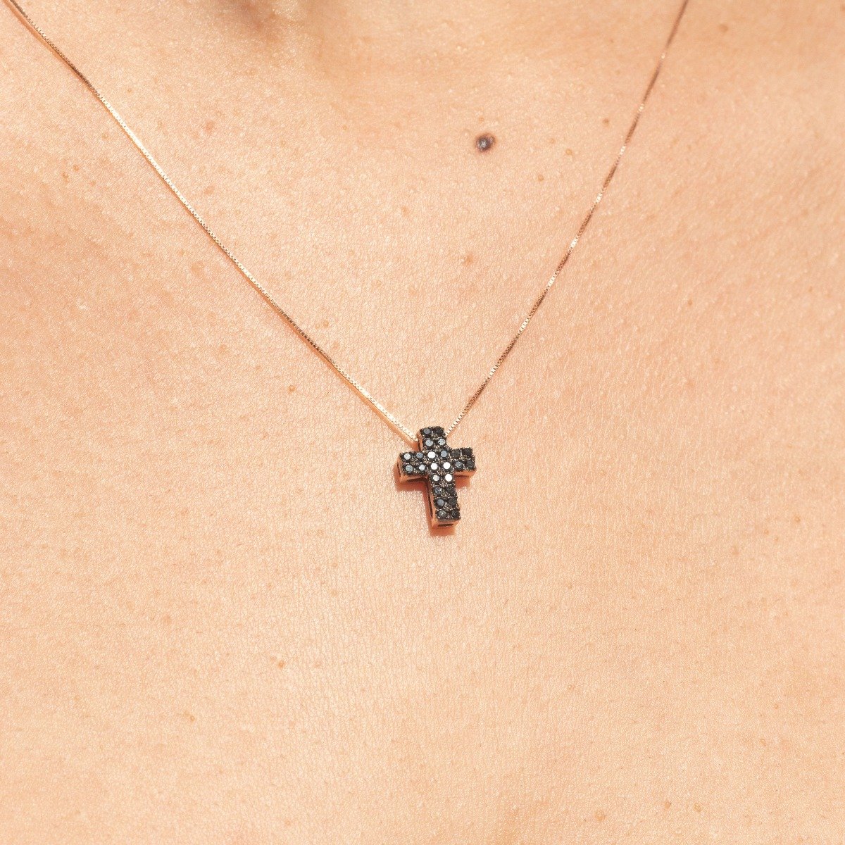 Colar Cruz Diamantes Negros