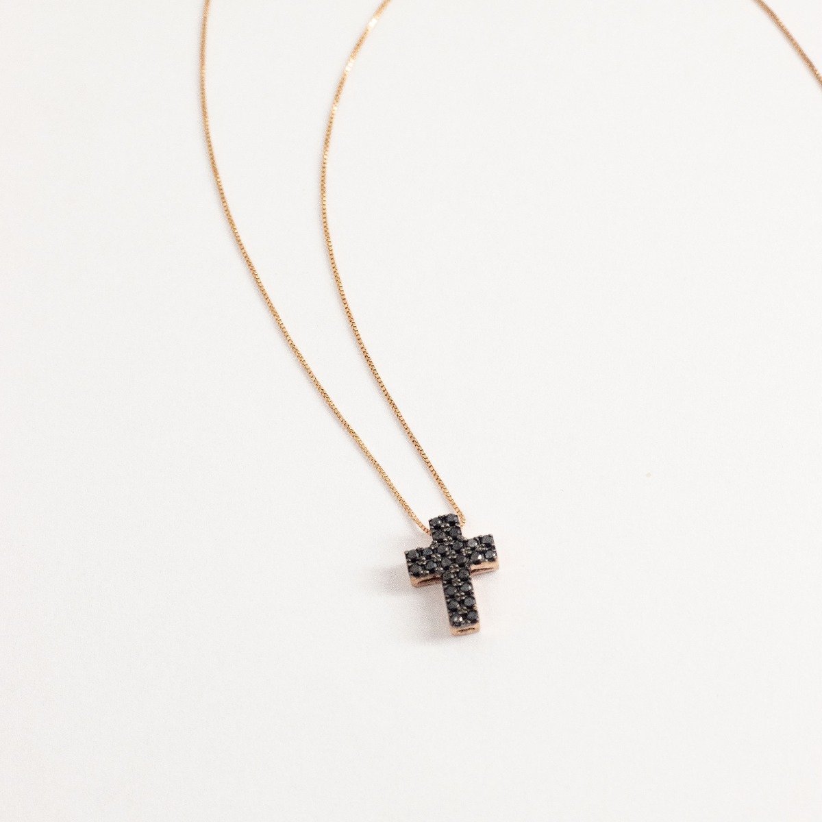 Colar Cruz Diamantes Negros