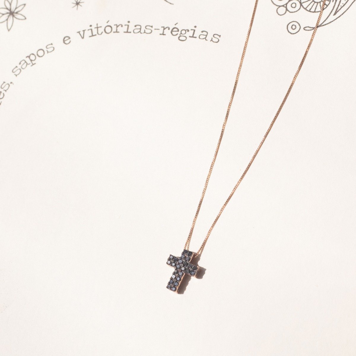 Colar Cruz Diamantes Negros