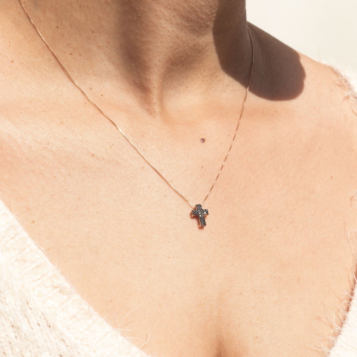 Colar Cruz Diamantes Negros