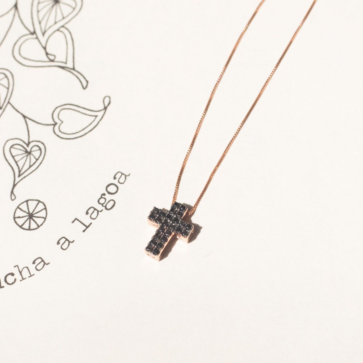 Colar Cruz Diamantes Negros