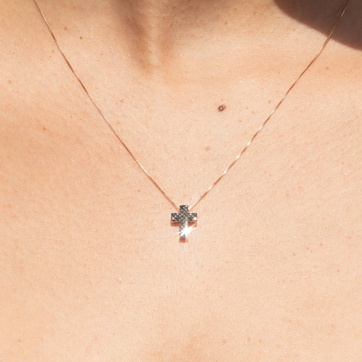 Colar Cruz Diamantes Negros
