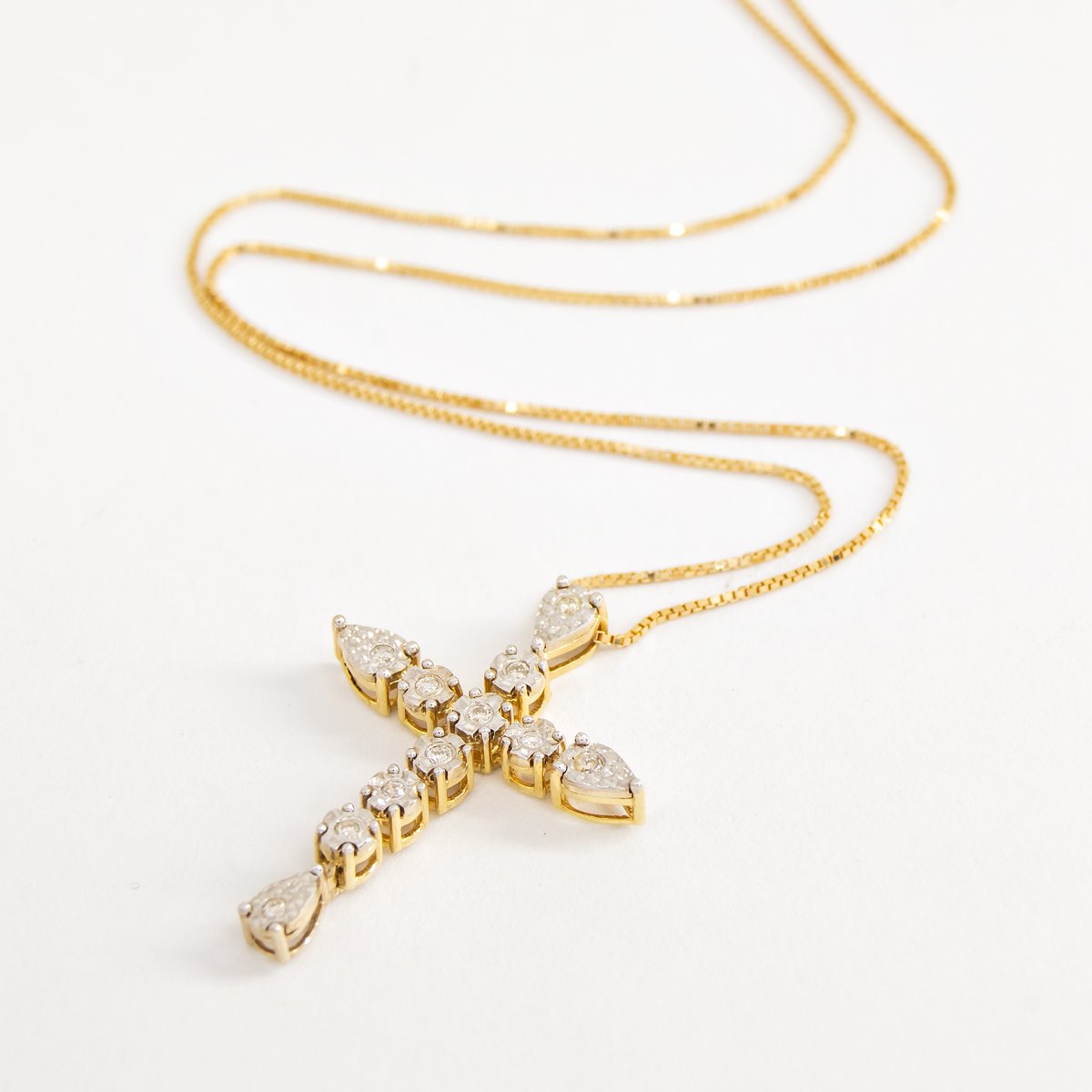 Colar Cruz Estilizada Diamantes Ouro 18k