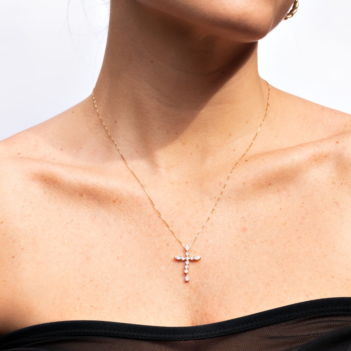 Colar Cruz Estilizada Diamantes Ouro 18k