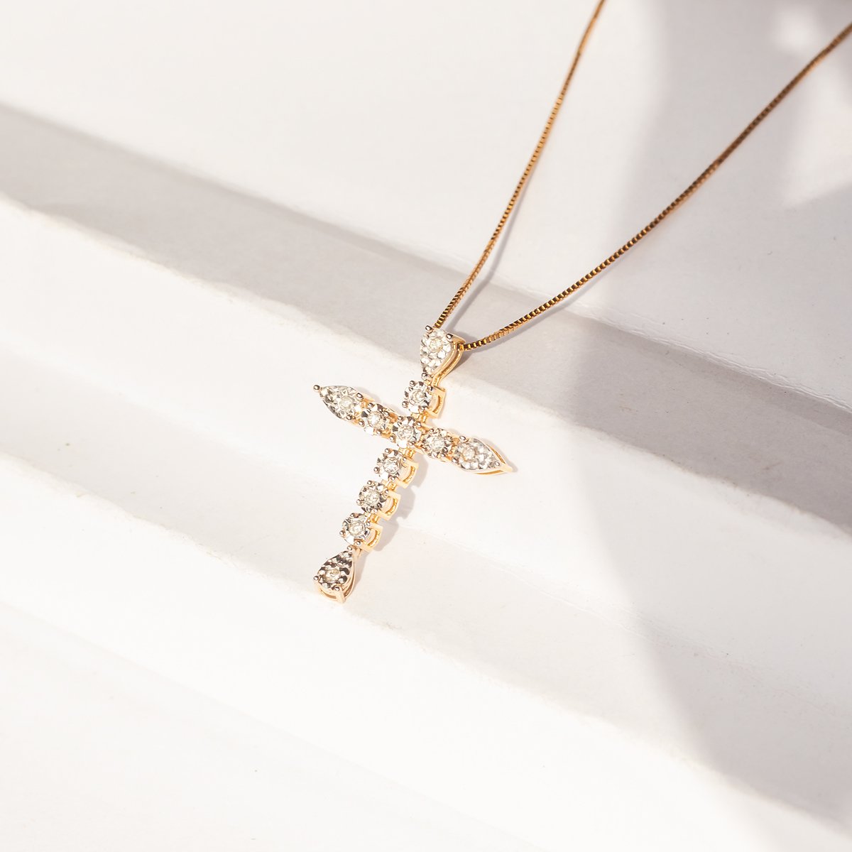 Colar Cruz Estilizada Diamantes Ouro 18k