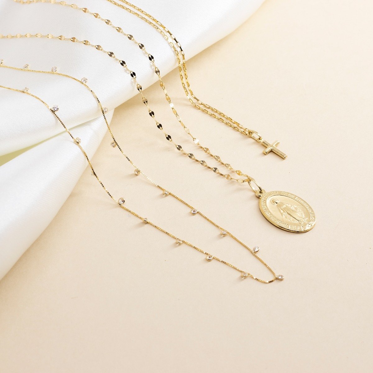 Colar Cruz Petit Ouro 18K