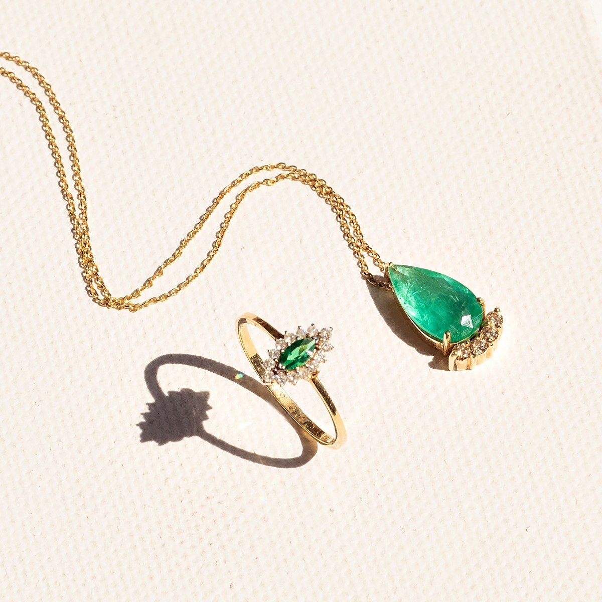 Colar Gota Esmeralda Base Diamantes 