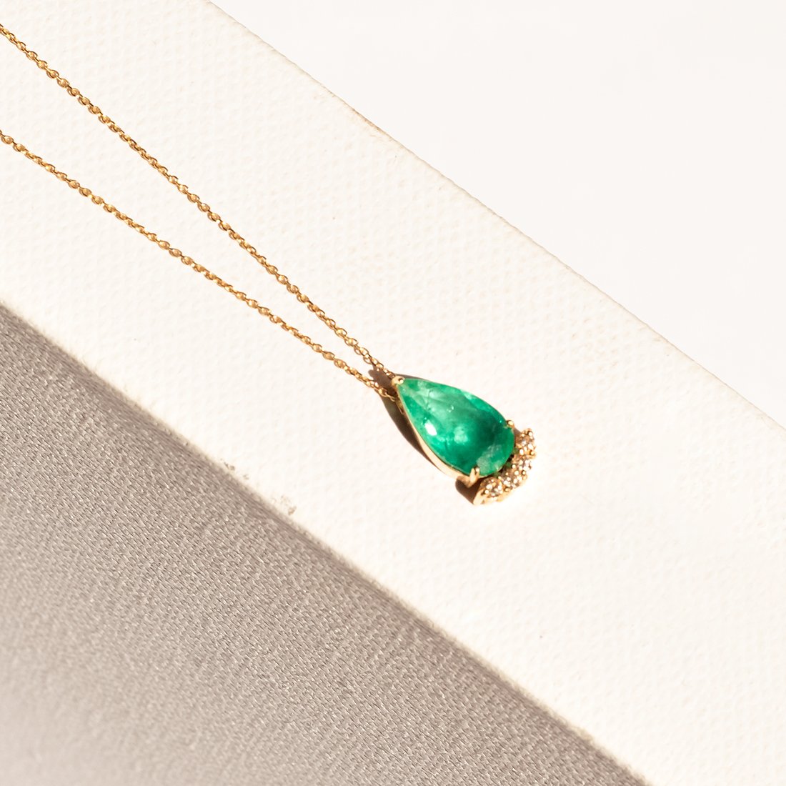 Colar Gota Esmeralda Base Diamantes 
