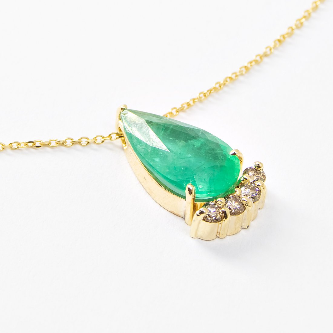 Colar Gota Esmeralda Base Diamantes 