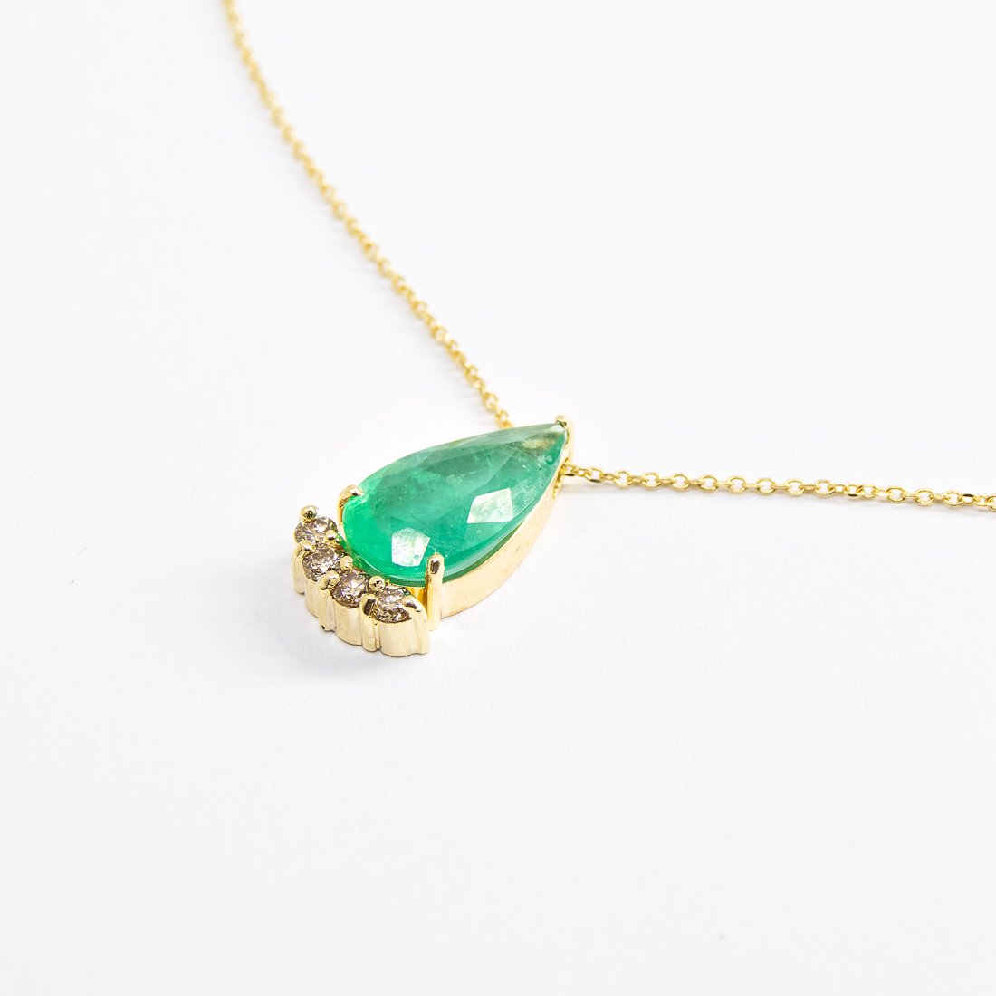 Colar Gota Esmeralda Base Diamantes 