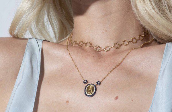 Colar Medalha Nossa Senhora Diamantes e Safiras Azuis