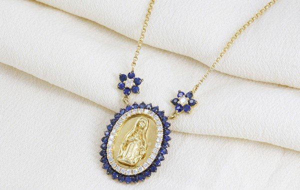 Colar Medalha Nossa Senhora Diamantes e Safiras Azuis