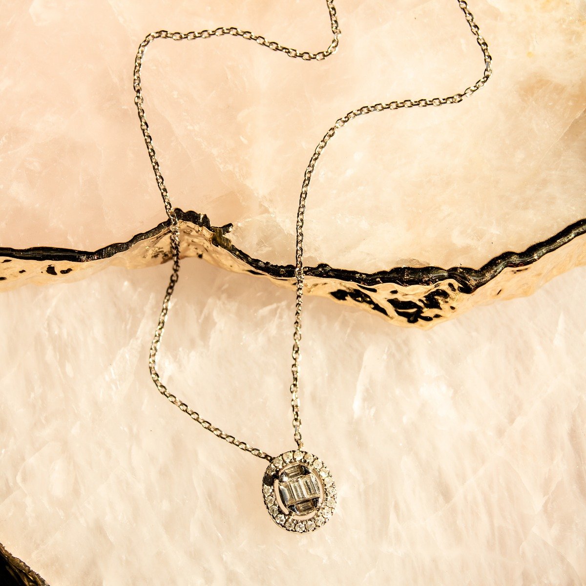 Colar oval baguetes e diamantes 