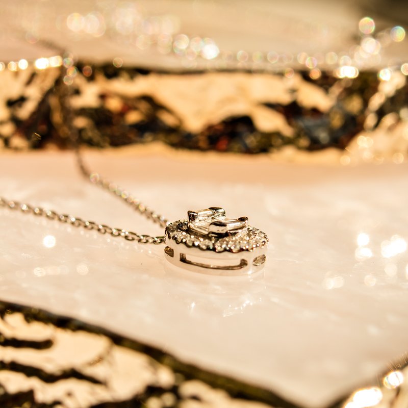 Colar oval baguetes e diamantes 