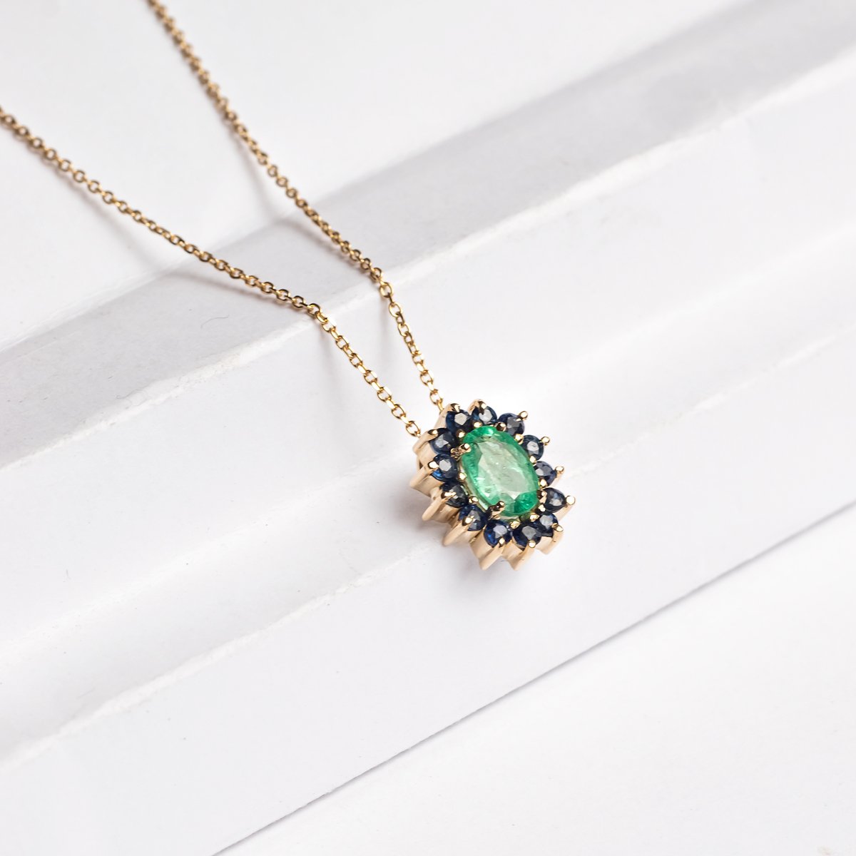 Colar Princess Oval Esmeralda e Safiras Azuis