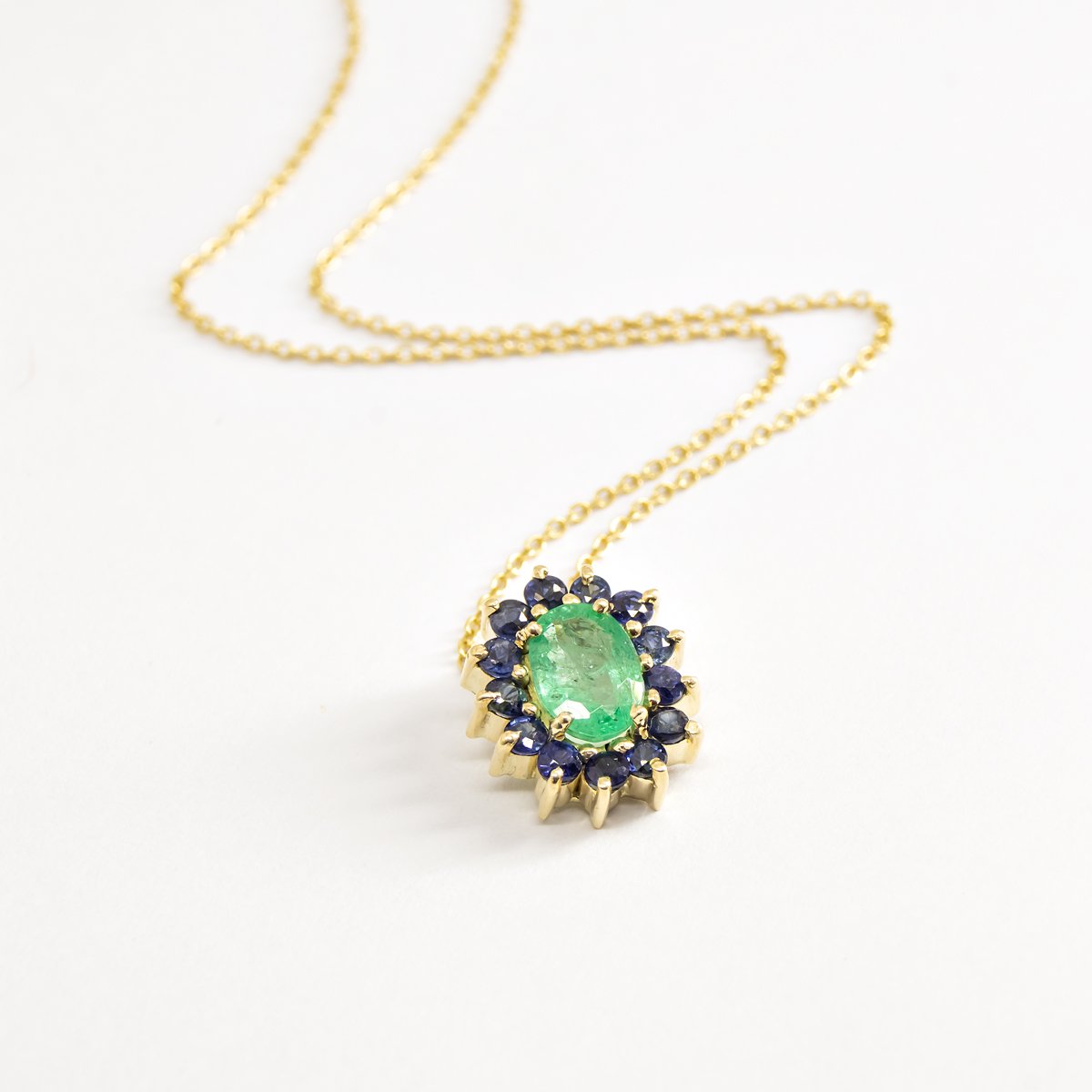 Colar Princess Oval Esmeralda e Safiras Azuis