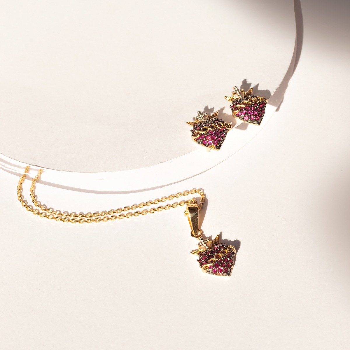 Colar Sagrado Coração Zircônias Rubi 18k