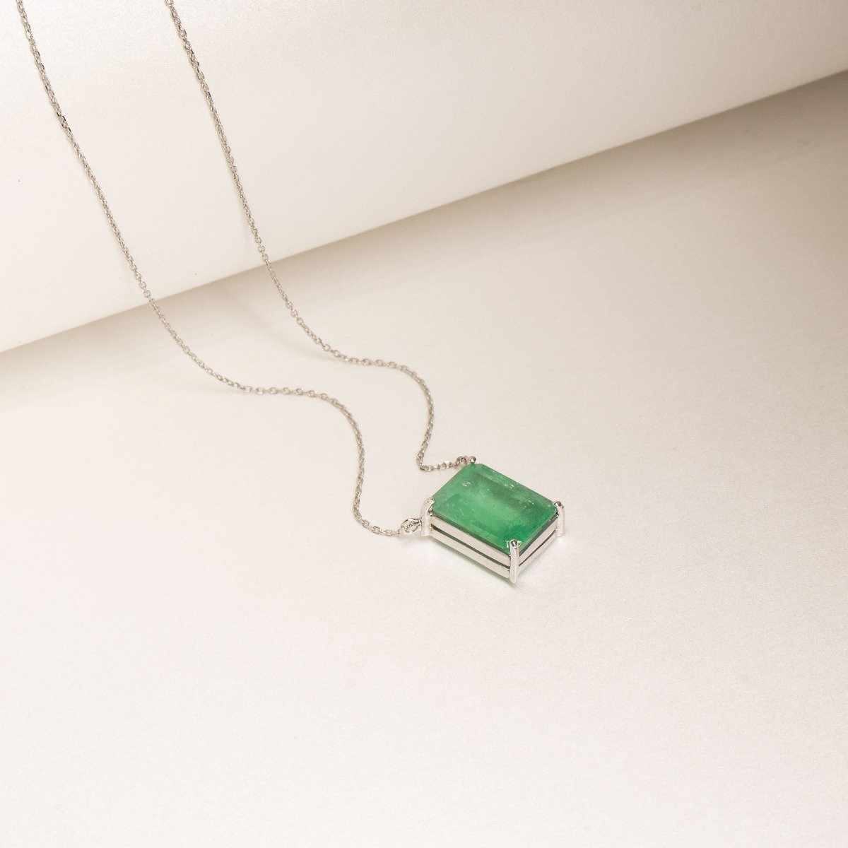 Colar Solitário Esmeralda Retangular em Ouro 18k