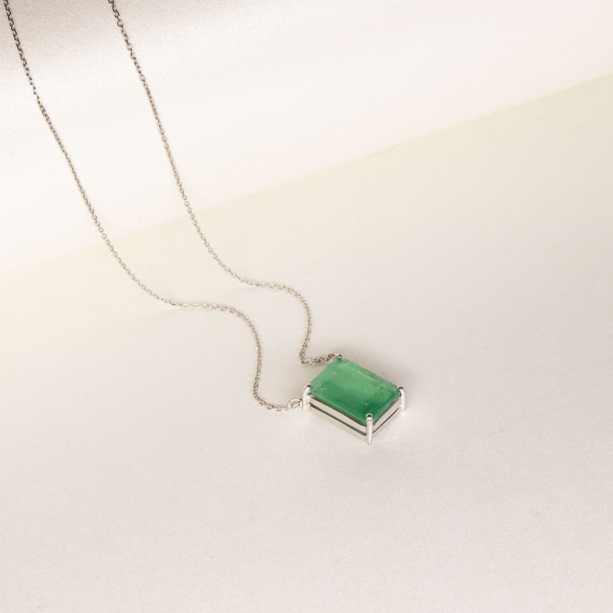 Colar Solitário Esmeralda Retangular em Ouro 18k