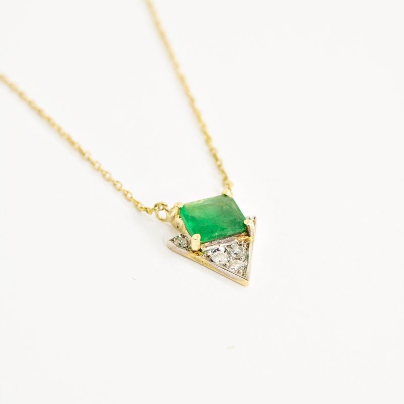 Colar triângulo diamantes e esmeralda