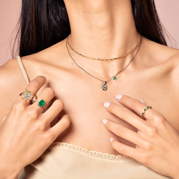 Colar triângulo diamantes e esmeralda