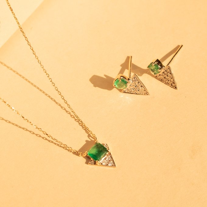 Colar triângulo diamantes e esmeralda