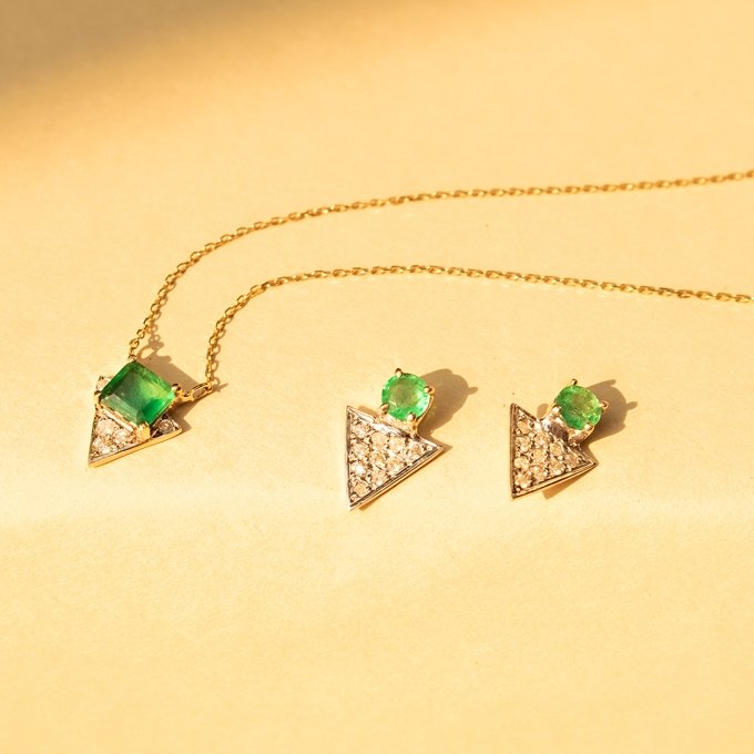 Colar triângulo diamantes e esmeralda