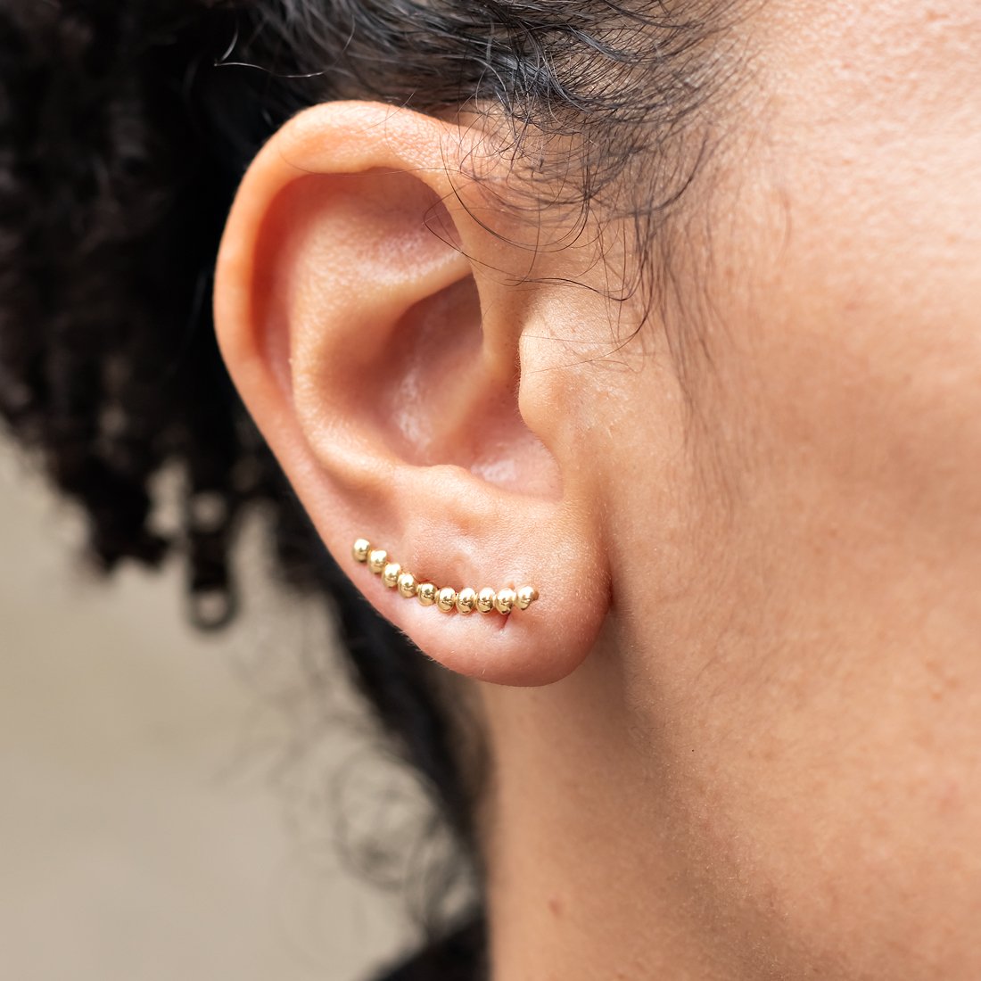 Earcuff Bolinhas Ouro Liso