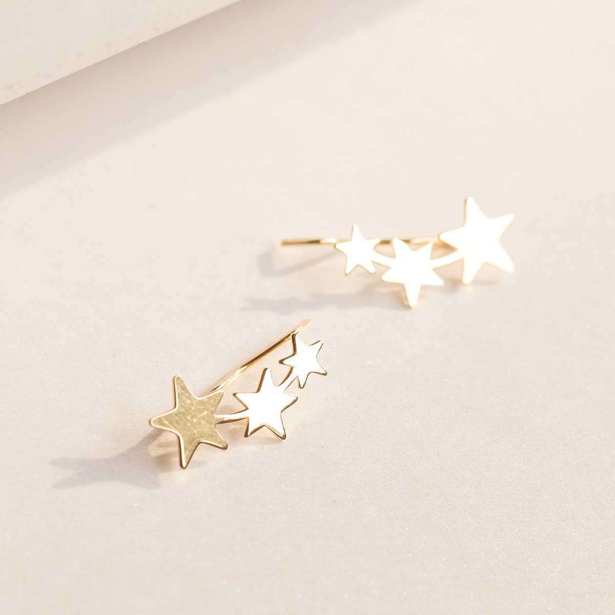 Earcuff Estrelas Degradê Ouro Liso 18k