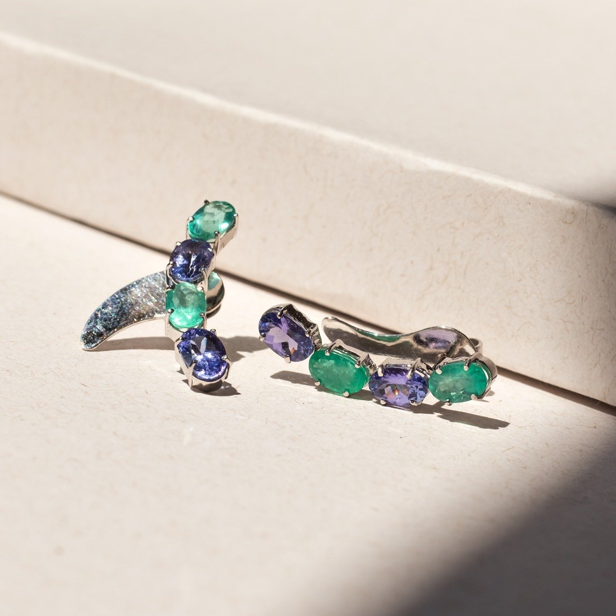 Earcuff Mix Esmeraldas e Tanzanitas Extras