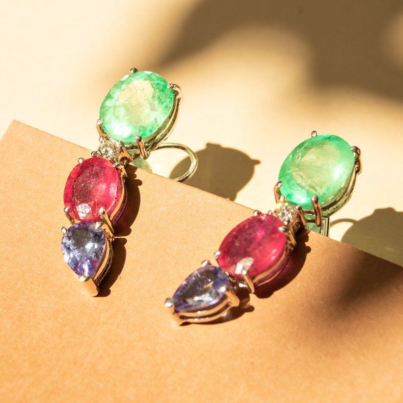 Earcuff Power esmeraldas diamantes rubis e tanzanitas