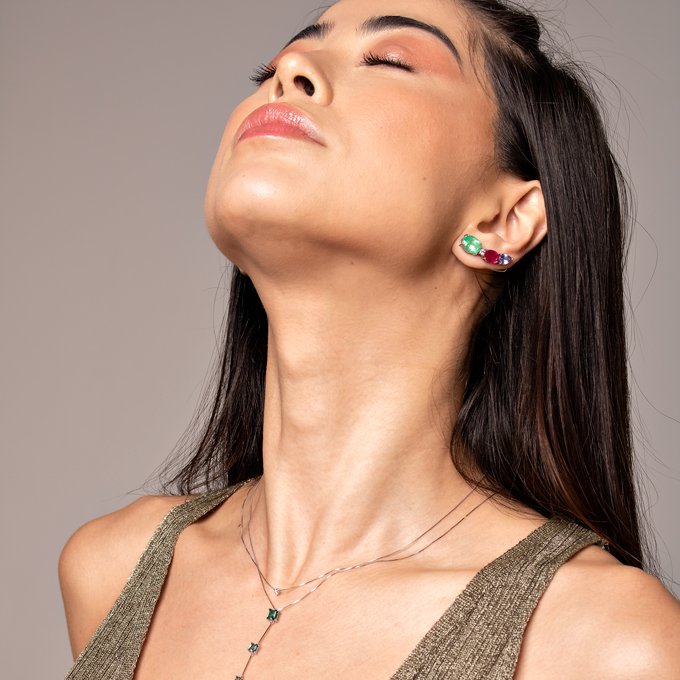 Earcuff Power esmeraldas diamantes rubis e tanzanitas