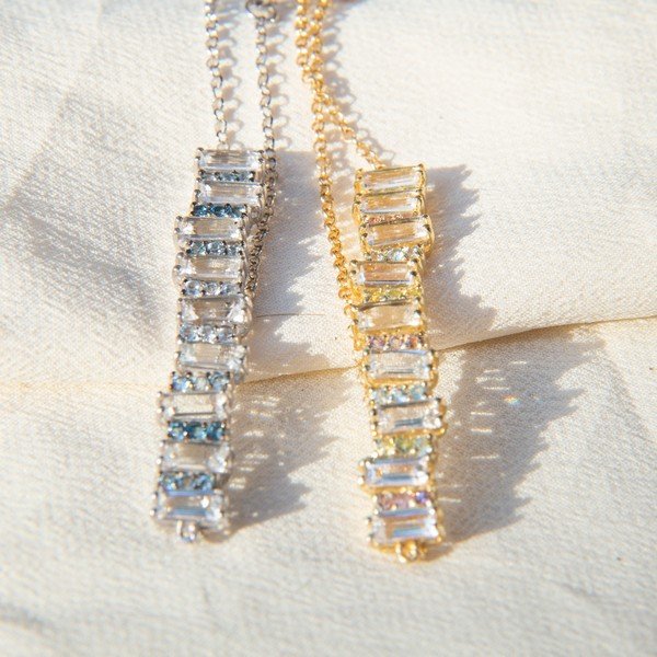 Pulseira baguetes topázios brancos com turmalinas coloridas 